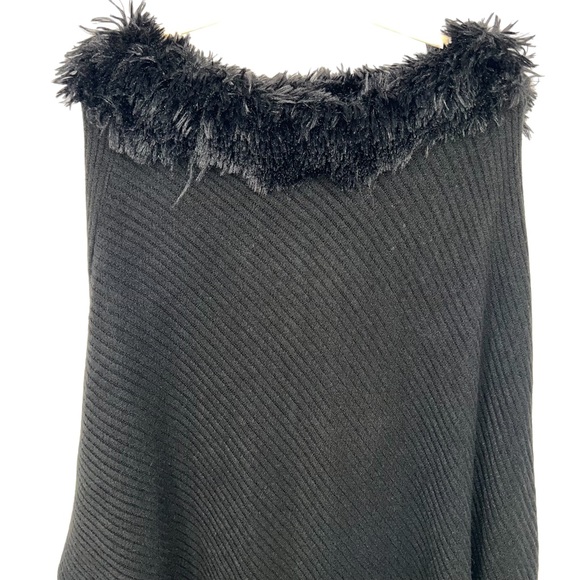 Steve Madden Black Faux Fur-Collar Poncho, One Size - Picture 4 of 10